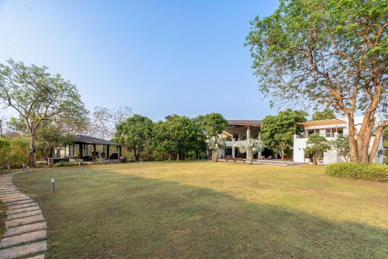 The Leaf By Stayvista - An Enchanting Escape Offering A Pool, Terrace, Lush Lawn, Contemporary Interiors, And Indoor Games Alībāg Extérieur photo