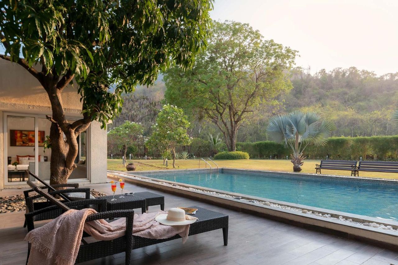 The Leaf By Stayvista - An Enchanting Escape Offering A Pool, Terrace, Lush Lawn, Contemporary Interiors, And Indoor Games Alībāg Extérieur photo