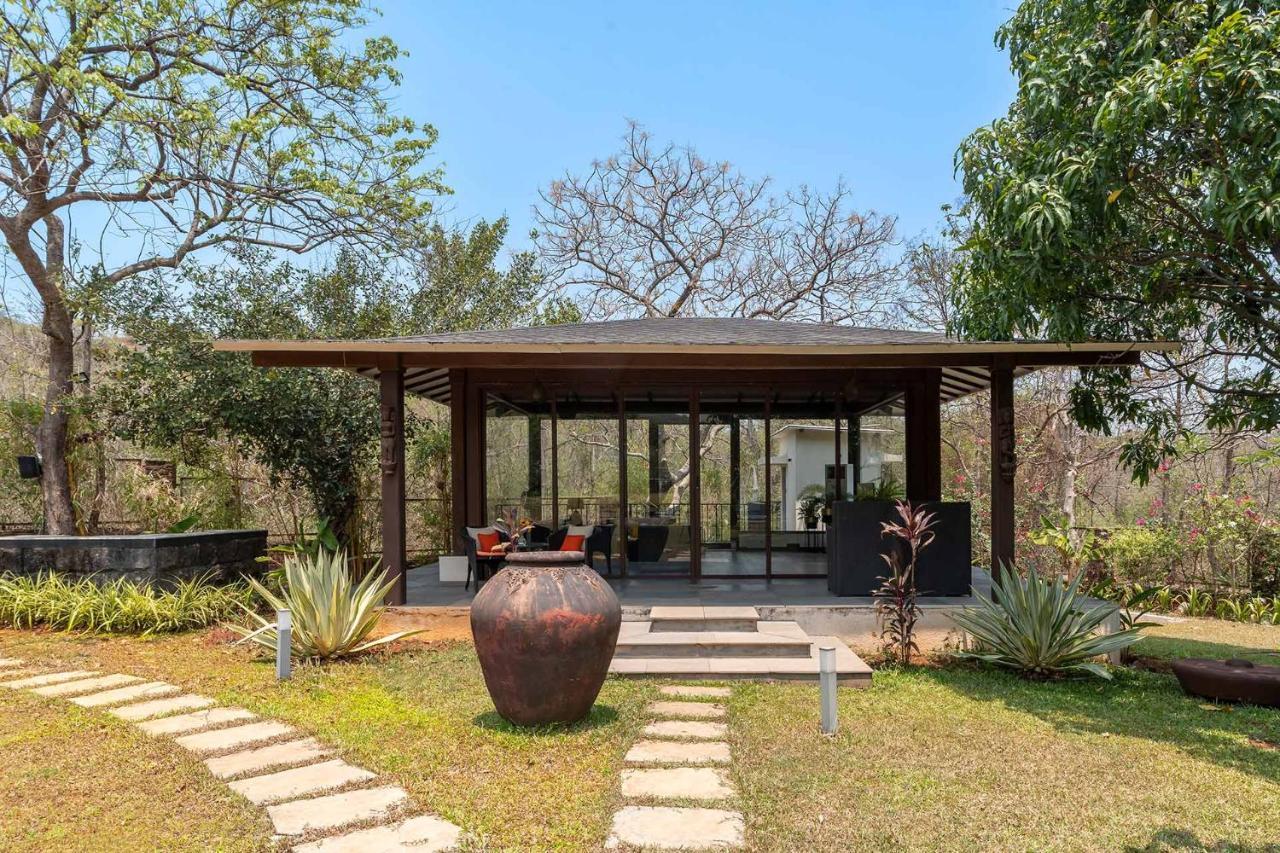 The Leaf By Stayvista - An Enchanting Escape Offering A Pool, Terrace, Lush Lawn, Contemporary Interiors, And Indoor Games Alībāg Extérieur photo